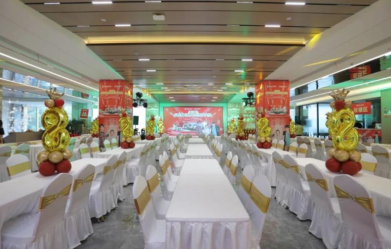 恒彩装饰城东旗舰店展厅.jpg