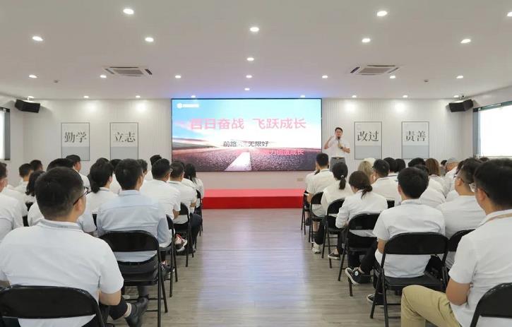 1663814454174533.jpg 恒彩装饰公司百日奋战·飞跃成长誓师大会.jpg