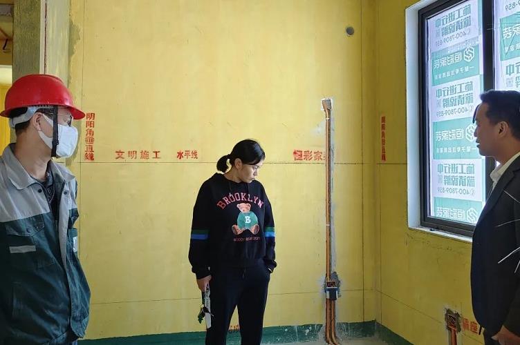 为业主介绍工程情况.jpg